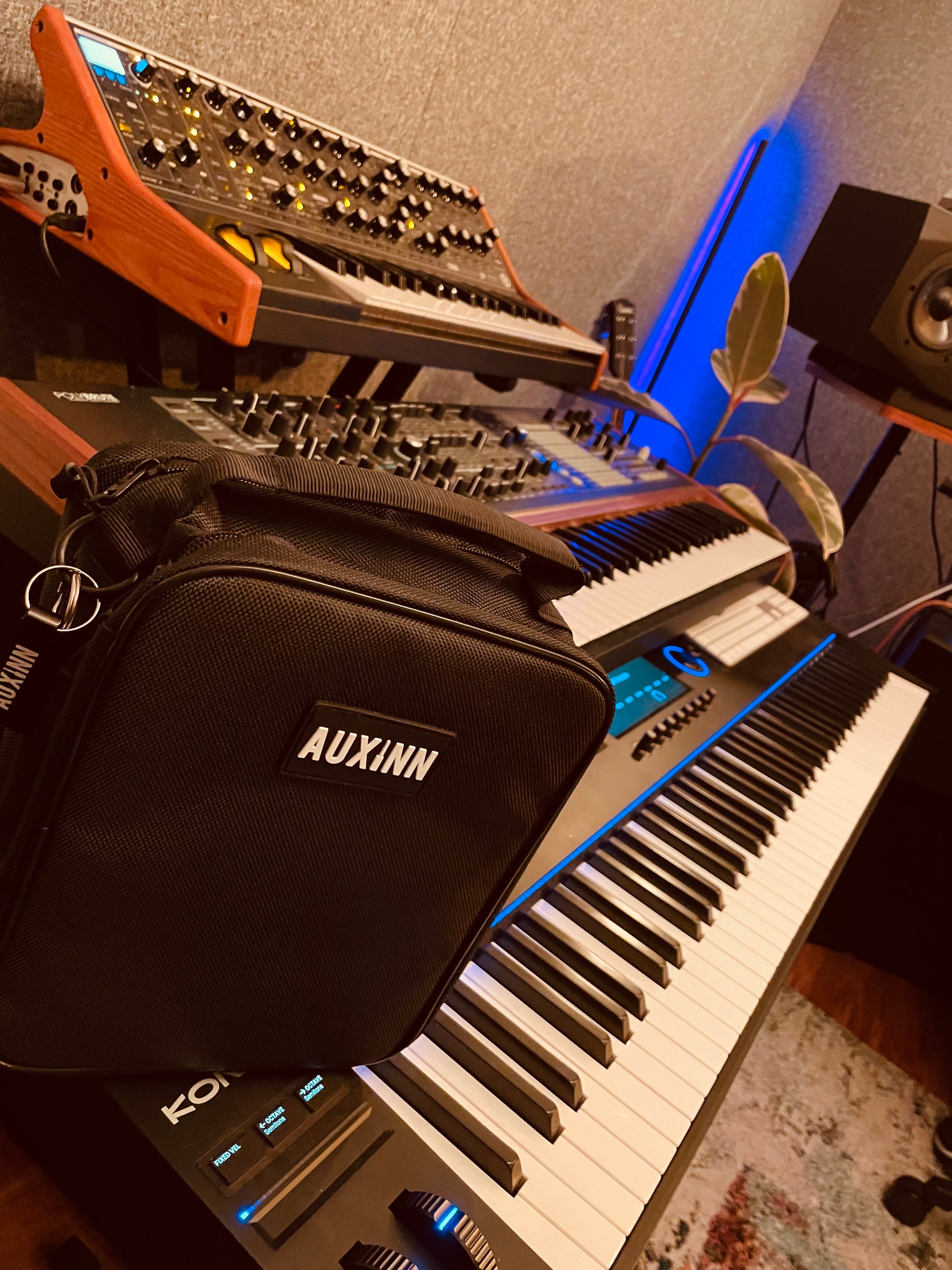 Auxinn Performer Edition bag in studio context